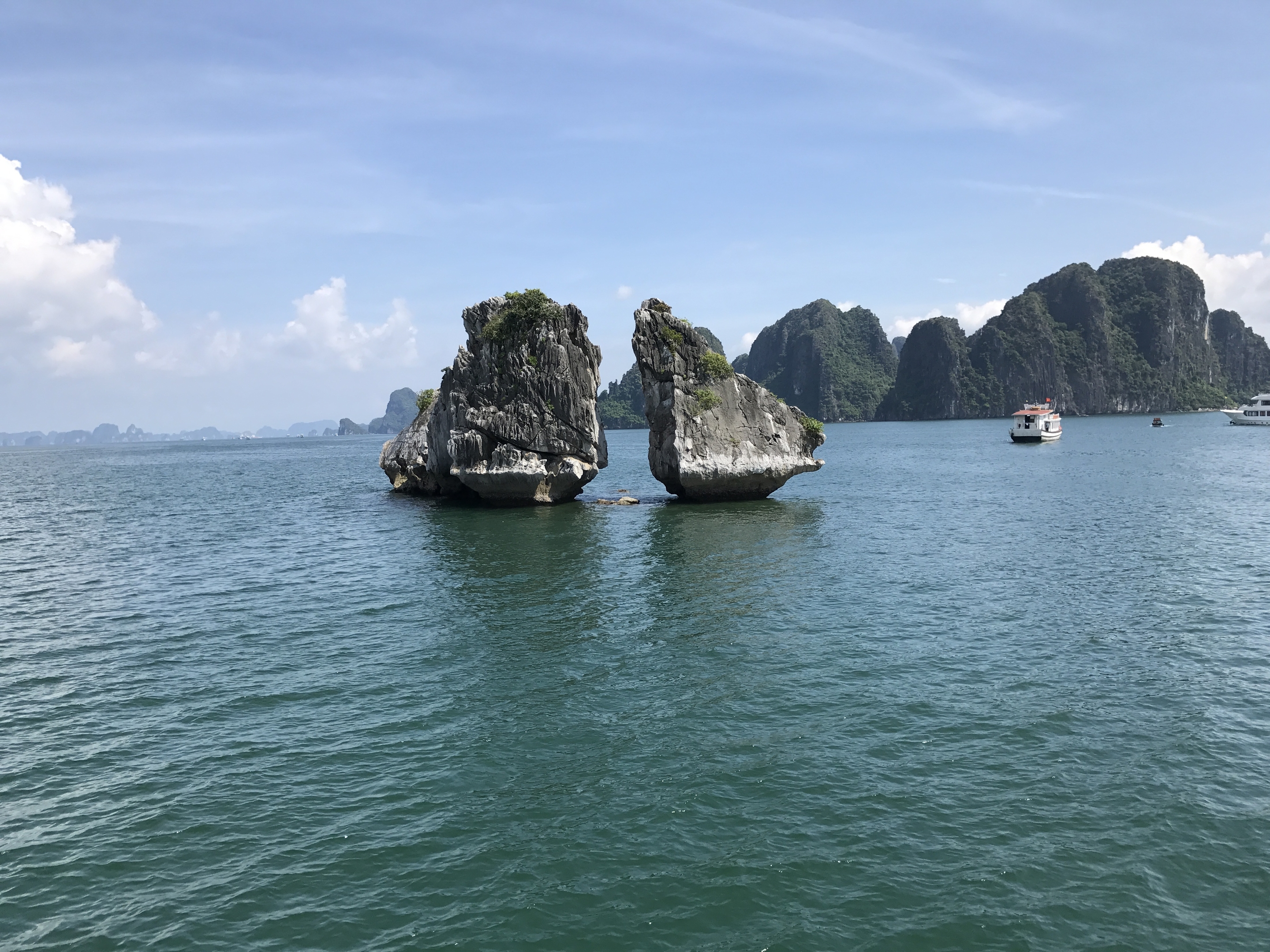 ハロン湾めおと岩